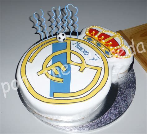 Tarta de chuches del escudo del real madrid. Pompones de seda: Cumpleaños del Real Madrid