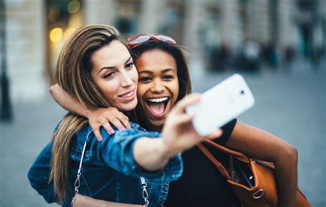 People Are Getting Lice From Taking Selfies With Their Friends Eww