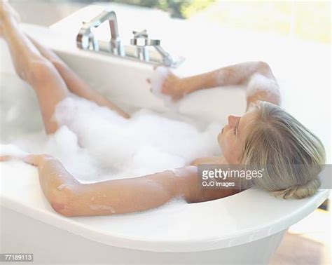60 Meilleures Woman Relaxing In Tub Photos Et Images Getty Images