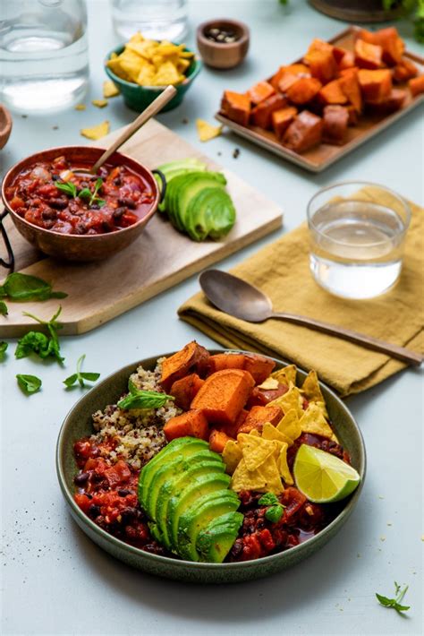 Chili Sin Carne Med Ovnsbakt Søtpotet Quinoa Avokado Og Mynte