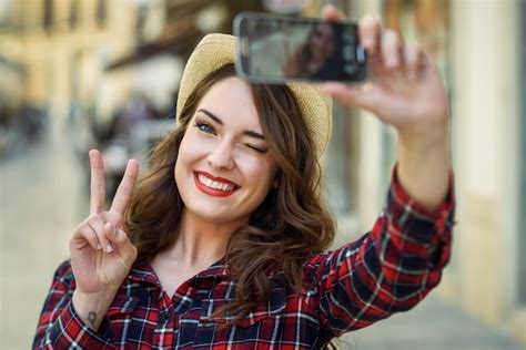 Eine Schöne Junge Frau Macht Ein Selfie In Einem Park Und Macht Mit Ihren Fingern Ein V