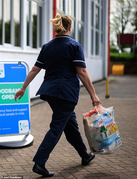 Do Public Sector Workers Earning £32000 Really Have To Rely On Food Banks Daily Mail Online