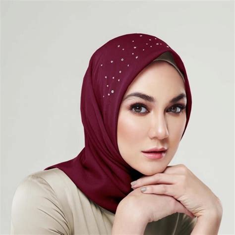 Mengagetkan Luna Maya Jadi Model Hijab Netizen Pangling