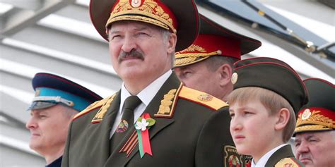 Lukaschenka wandte sich vom westen ab, stoppte die privatisierungen und strebte eine neuauflage der sowjetunion unter einschluss russlands, der ukraine und weißrusslands an. Präsidentschaftswahl in Weißrussland: Überraschung ...