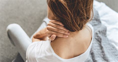 Neck muscles can be strained from poor posture — whether it's leaning over your computer or hunching over your workbench. Back Pain Below Neck - Reasons & Remedies - painpro.in
