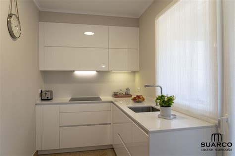 Hoy les queremos mostrar cincuenta estupendos diseños de cocinas pequeñas en forma de l. Cocina moderna blanca en forma de L | Cocinas de casas pequeñas, Diseño cocinas modernas, Diseño ...