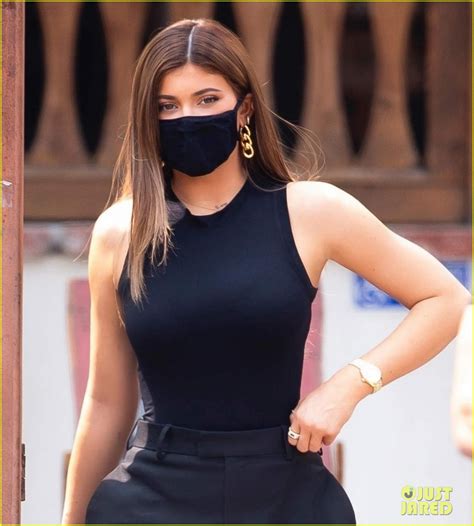 Kylie Jenner Shows Off Her Curves While Out For Lunch Photo