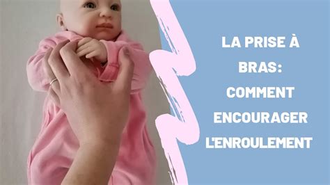 Prendre Un Bébé Dans Les Bras Comment Encourager Lenroulement Youtube