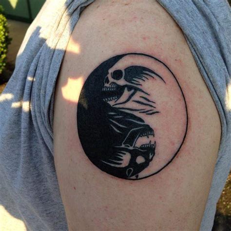 Tatouages Du Symbole Du Yin Et Du Yang