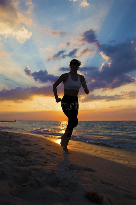 Vrouw Die Op Het Strand Tijdens Zonsondergang Lopen Stock Foto Image