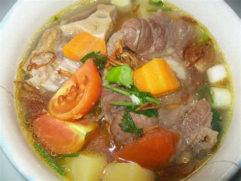 Tempatkan bihun di mangkuk saji, siram dengan kuah, bakso, dan tetelan daging. Cara Membuat Sop Iga Sapi Kuah Bening | Food And Beverage ...