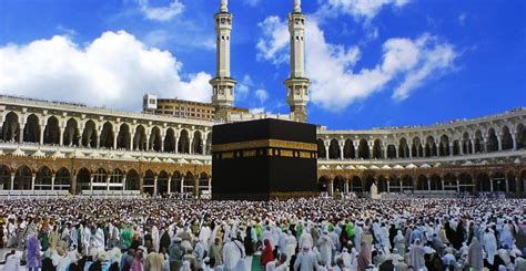 حج ḥajj ziarah) adalah ziarah suci yang dilakukan umat islam ke makkah, arab saudi setiap tahun dan merupakan yang terbesar di dunia. Perbedaan Haji dan Umroh, Dari Segi Syarat Serta Waktu ...
