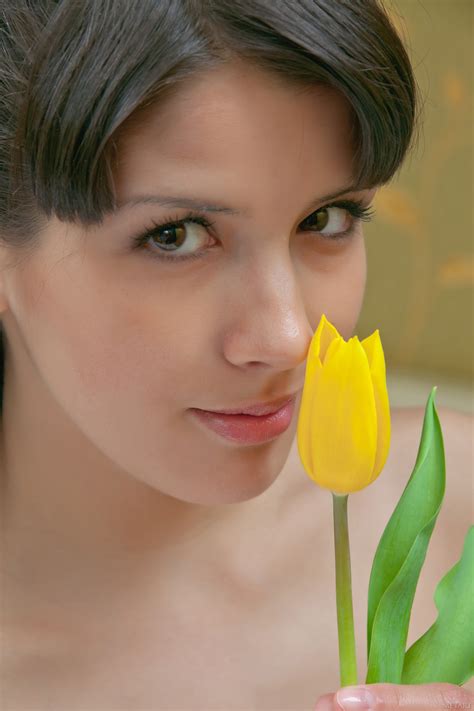 papel de parede mulheres retrato tulipas fundo simples morena luiza a met art 3744x5616