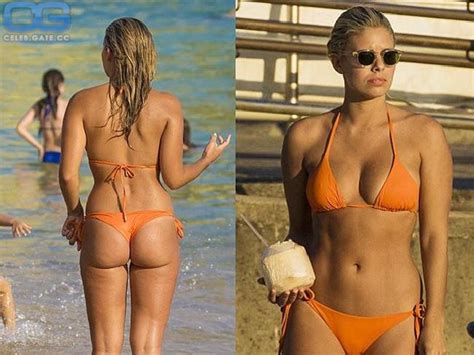 Natasha Oakley Flashes Toned Tum And Trim Pins In Sexy Two Piece As She