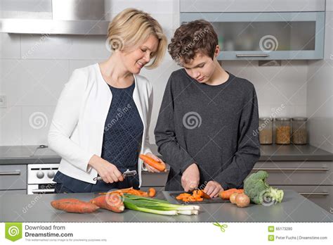 Мать и сын в кухне стоковое фото изображение насчитывающей довольно 65173280