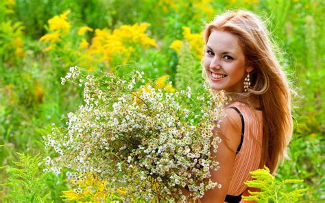 Takashi murakami flower smile sold en 2020. women model women outdoors smiling flowers earrings field ...
