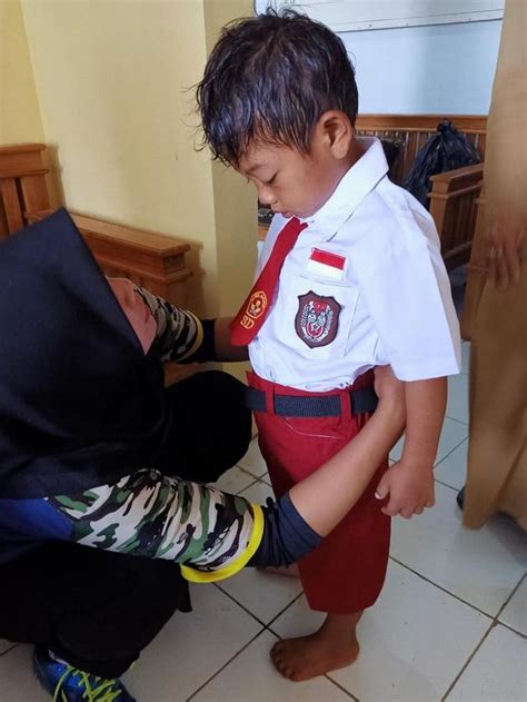 Kisah Jodi Sekolah Dengan Baju Kotor Dan Tanpa Sandal Viral Di Media