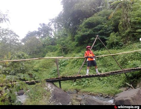 Menurut najli, cerita yang turun temurun dari tokoh masyarakat setempat awal mula penamaan curug sedong karena adanya cekungan batu yang menyerupai goa . jembatan bambu