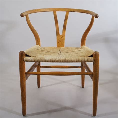 Danish design hans wegner only died in 2007, leaving behind a legacy of decades of design and dozens of chairs. 6 Wishbone / Y-chairs by Hans J. Wegner - Sold | Wigerdals ...