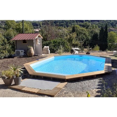 Piscine extérieure de grande taille et de forme libre. Piscine allongée en bois LOLA avec Plage Immergée ...