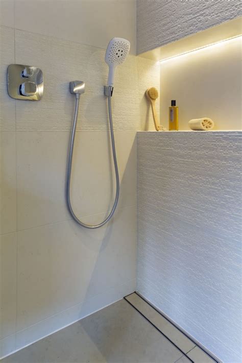 Led einbaustrahler für bad & feuchträume. Led Streifen in einer Wandnische im Bad eingebracht ...
