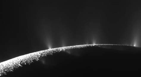 Enceladus Voedt Enorme Donutachtige Wolk Vol Water Rondom Saturnus