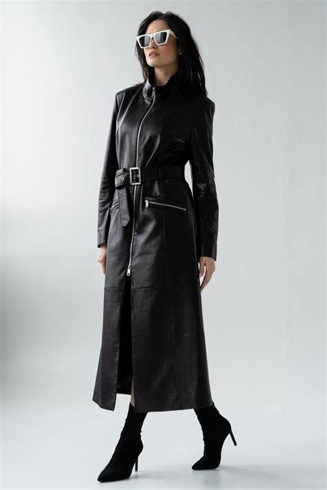 czarny skórzany płaszcz czarny trencz stylizacje sportowy fason płaszcza płaszcze stylizacje