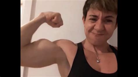 Mature Woman Flexing Biceps Female Bodybuilder Woman Bodybuilding Flexing And Posing Youtube