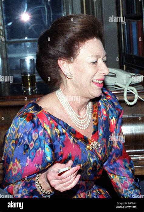 Princess Margaret Smoking Cigarette Holder Stockfotos And Princess