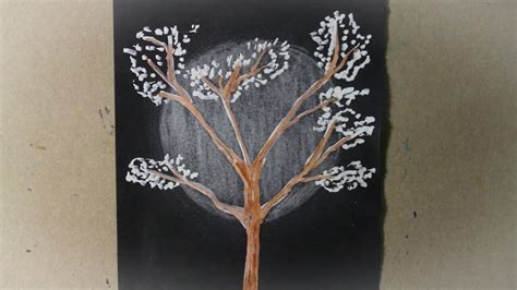 Dibujo De Un árbol Y La Luna Sobre Papel Negro Drawing A Tree And The