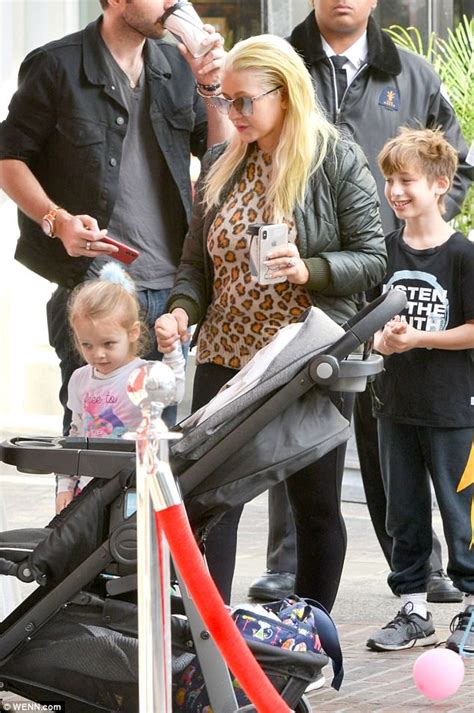 Christina Aguilera Takes Children To Meet Santa Claus Daily Mail Online