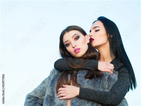 Sexy Women Kissing Outdoor Fotos De Archivo E Imágenes Libres De Derechos En