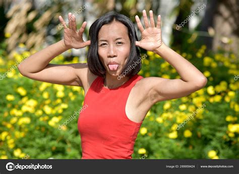 Filipina Mujer Haciendo Caras Graciosas Fotografía De Stock © Dtiberio