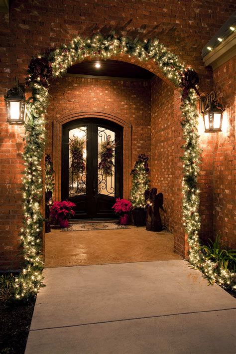 10 Outside Christmas Decorations For Your Front Porch
