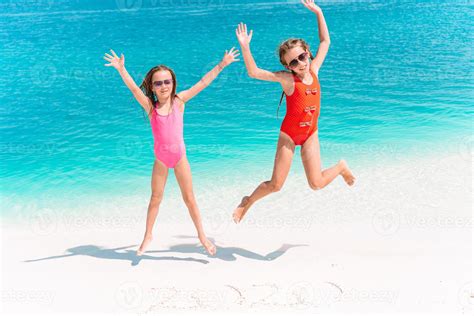 Kleine Glückliche Lustige Mädchen Haben Viel Spaß Am Tropischen Strand Der Zusammen Spielt