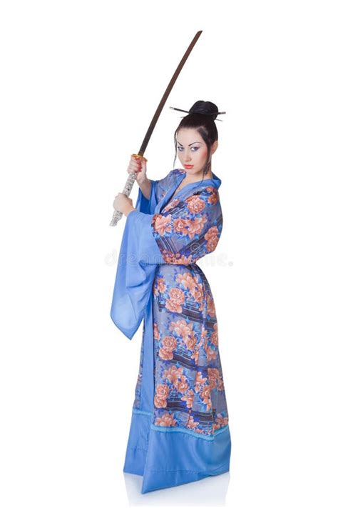 bella donna in un kimono con la spada del samurai fotografia stock immagine di asiatico