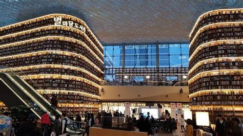 Stunning Open Library Concept In A Mall Review Of Starfield Library