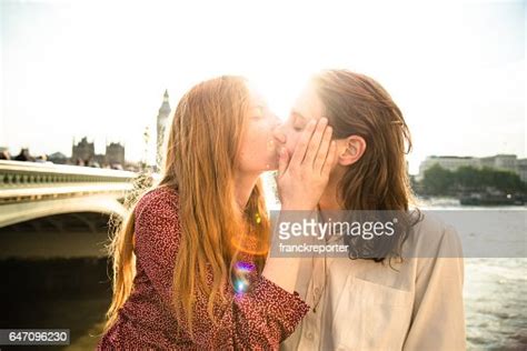 Couple De Lesbiennes Sembrasser Au Crépuscule Photo Getty Images