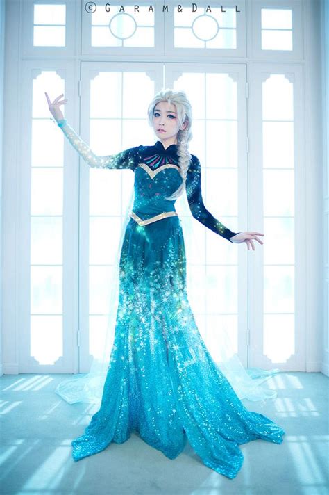 Photo Series Captures Elsas Transforming Dress Cosplay Disney