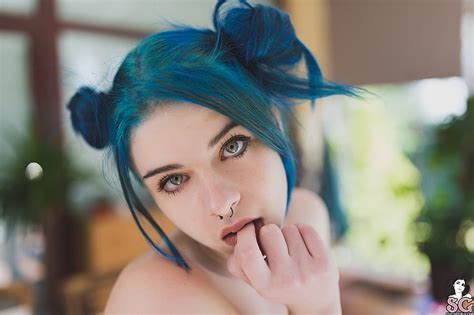 Descarga Gratis Suicide Girls Gordita Cabello Azul Tatuaje Habitación Ruby Rogue Fondo