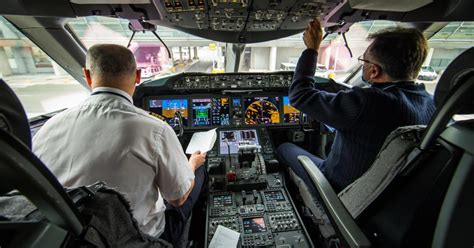 Les Pilotes Se Battent Dans Le Cockpit Pendant Le Vol Interstars