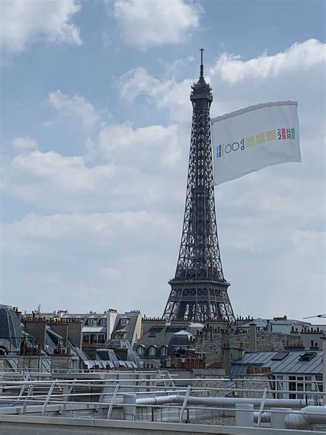 Drapeau Tour Eiffel Taille La Tour Eiffel Tricolore Aux Couleurs Du