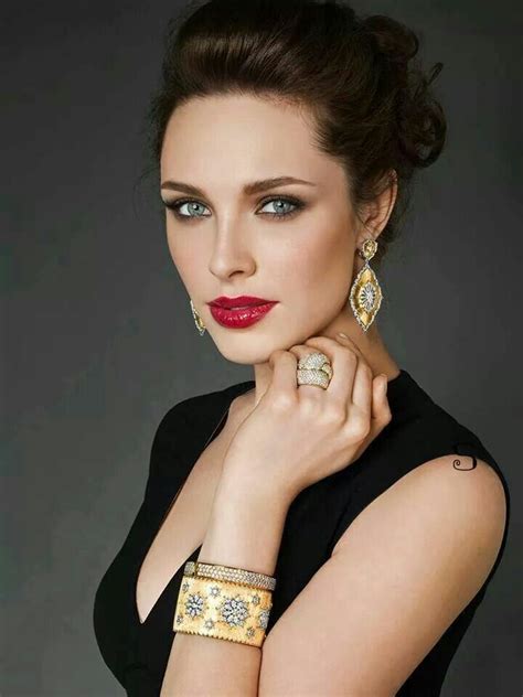 Simple Black Dress Glamourize With Red Lips And Mix And Max Gold