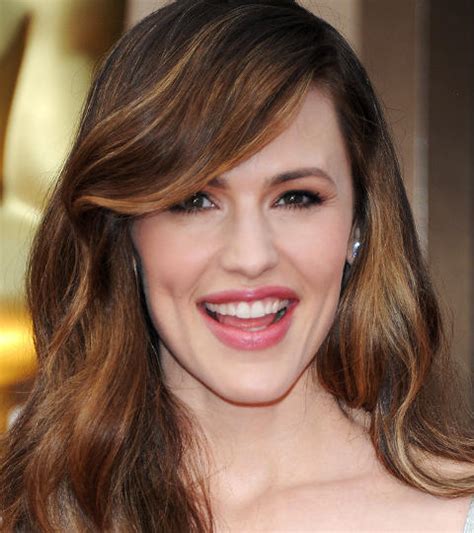 Jennifer garner, who catapulted into stardom with her lead role on the television series шпионка (2001), has come a long way from her birthplace of houston, texas. Jennifer Garner In Nick Robinson's Simon Vs. The Homo ...