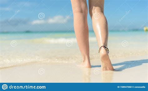 Concepto De Viaje En Playa Piernas Sexys En Playa De Arena Tropical