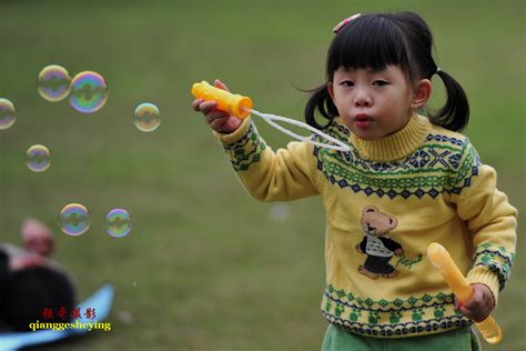 【吹泡泡的小女孩摄影图片】重庆动步公园纪实摄影 强哥视界 太平洋电脑网摄影部落