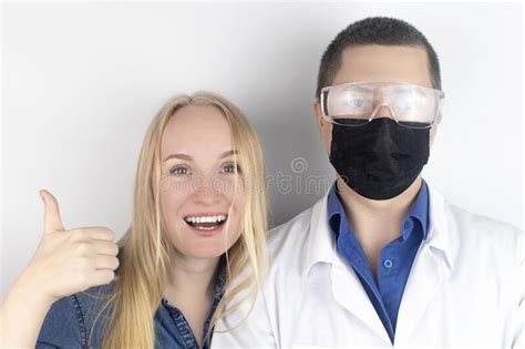Paciente Feliz Y Doctor Sonríen Sonriente El Terapeuta En Gafas Una