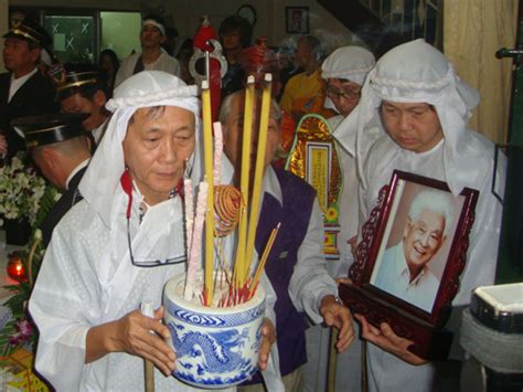 Ca sĩ khánh bình cho biết vợ vân quang long là diễn viên linh lan gọi điện thông báo chồng vừa qua đời ở mỹ vào chiều 29/12 (giờ việt nam). Sáng nay, nhạc sĩ Phạm Duy "theo tiếng hát qua đời" (*) | Mai Vàng | Báo Người Lao Động Online