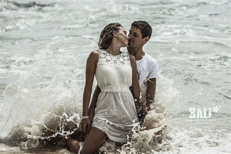 Обои на рабочий стол Влюбленная пара целуется в воде фотограф Vik Voynikova обои для рабочего