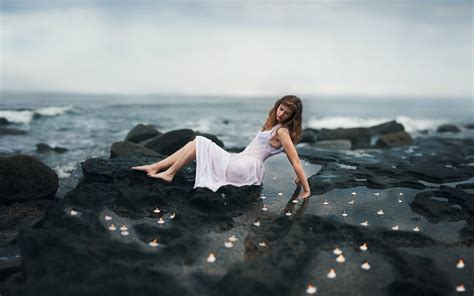 Hintergrundbilder Sonnenlicht Frau Modell Meer Rock Ufer Sand Fotografie Strand